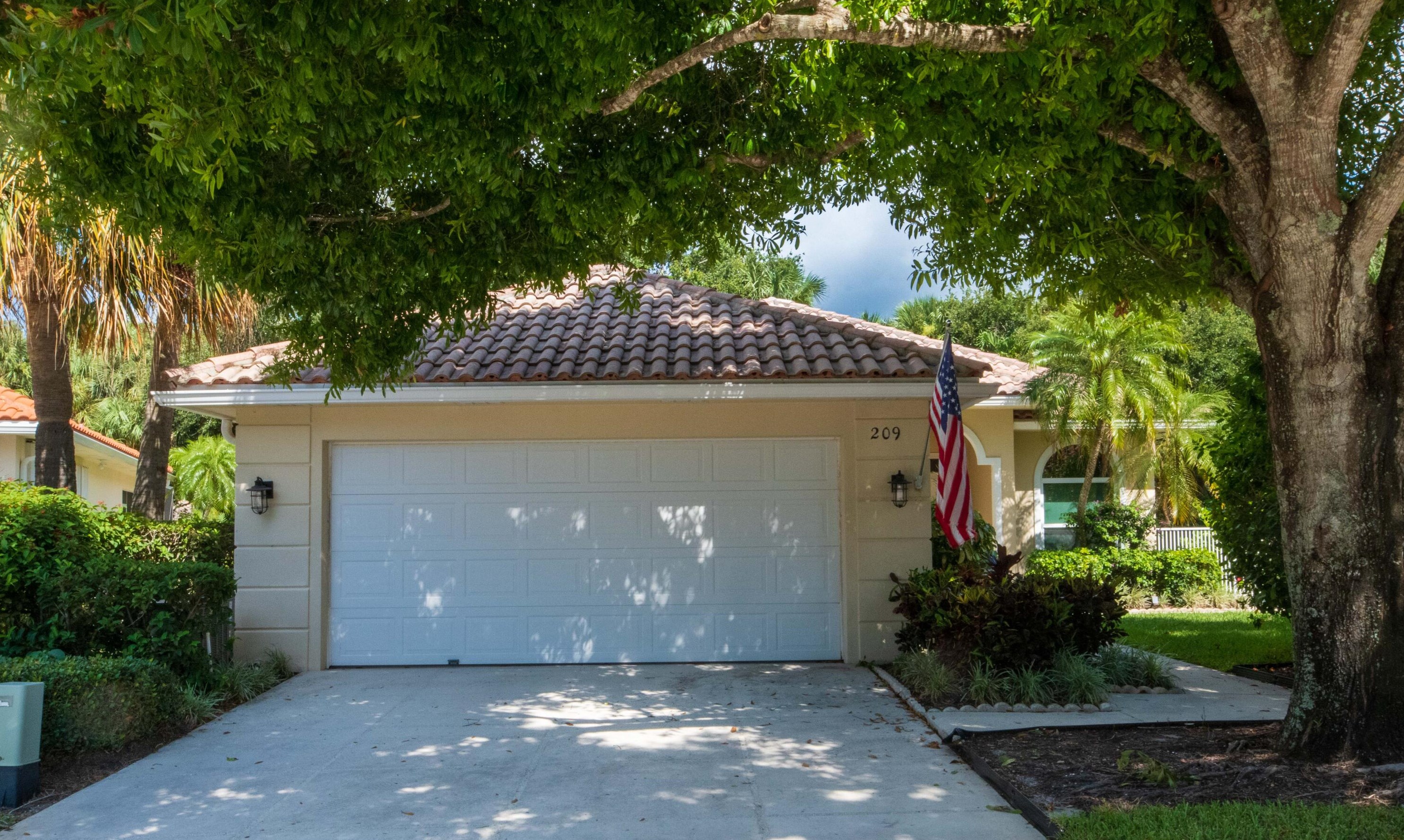 209 E Tall Oaks Cir, West Palm Beach, FL 33410