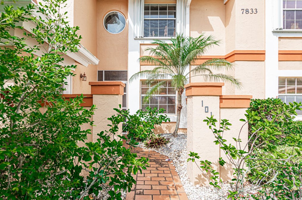 7833 Whispering Palms Dr, Boynton Beach, FL 33437-3842