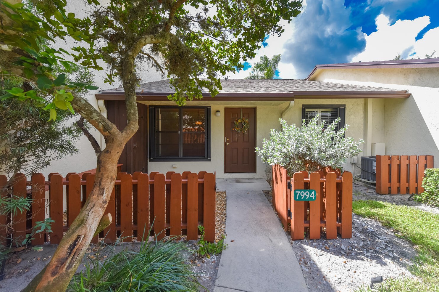 7994 Villa Cir, Hobe Sound, FL 33455-2041