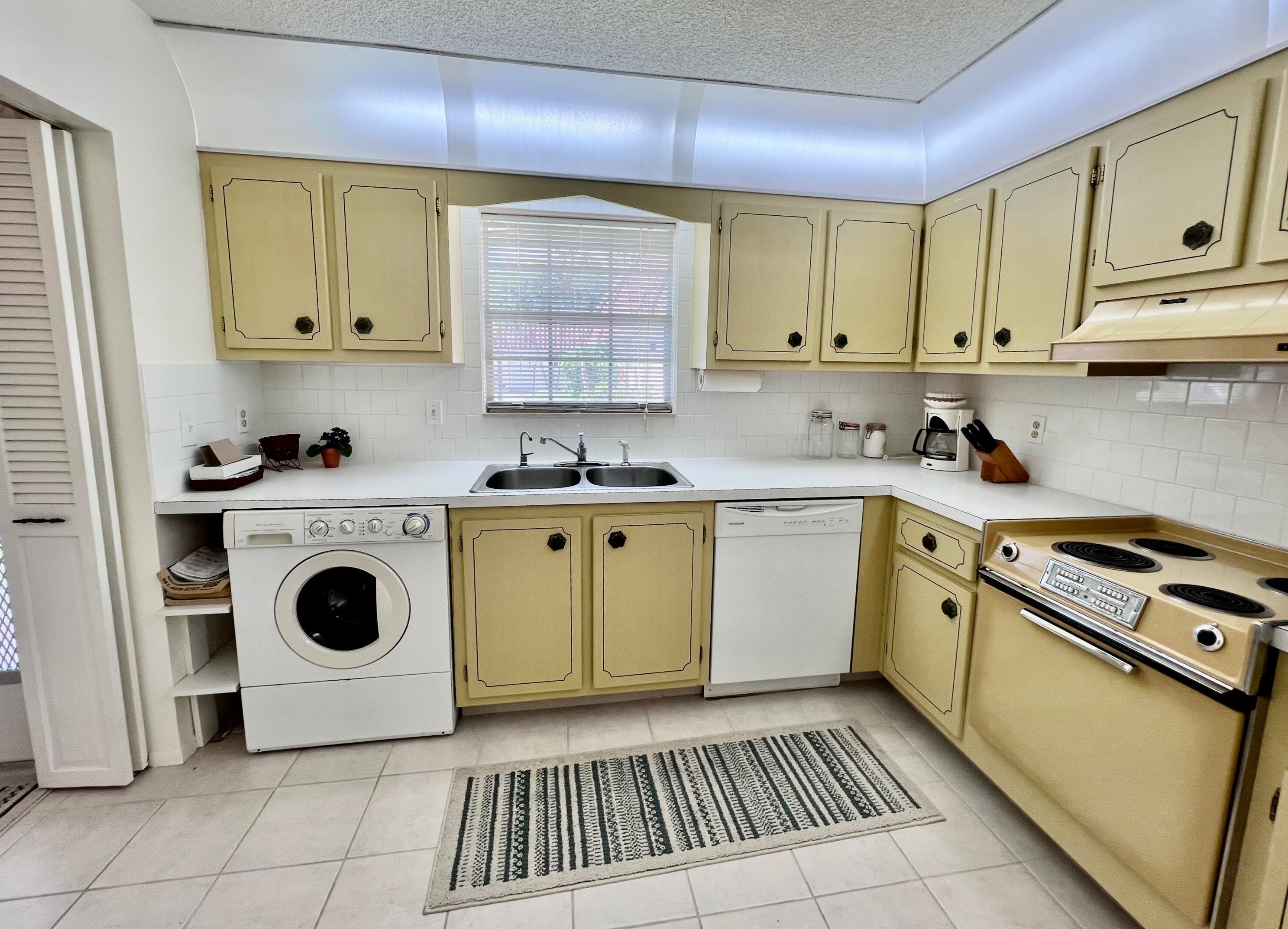 135 Amherst Ln, Lake Worth, FL 33467