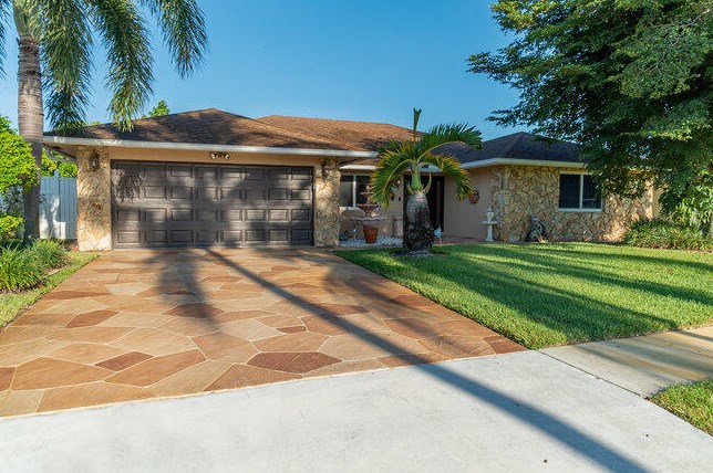 2603 W Carandis Rd, West Palm Beach, FL 33406