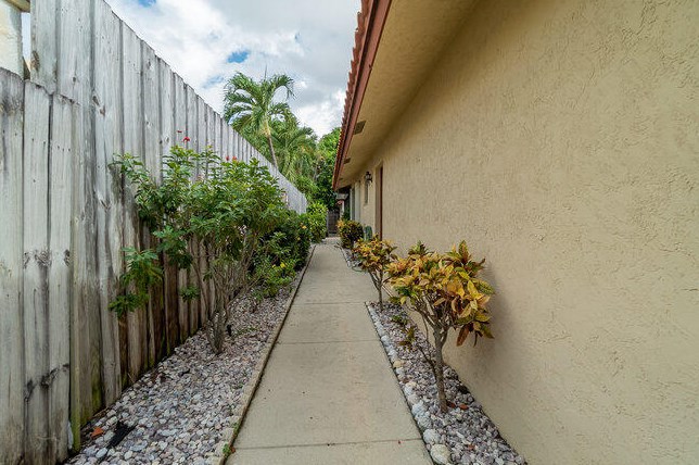 302 Princeton Dr, Lake Worth FL 33460-6239 exterior