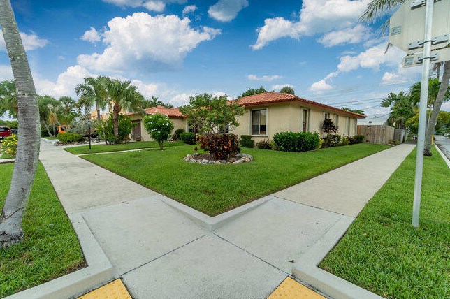 302 Princeton Dr, Lake Worth FL 33460-6239 exterior