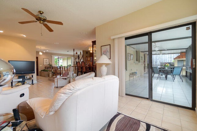 302 Princeton Dr, Lake Worth FL 33460-6239 exterior