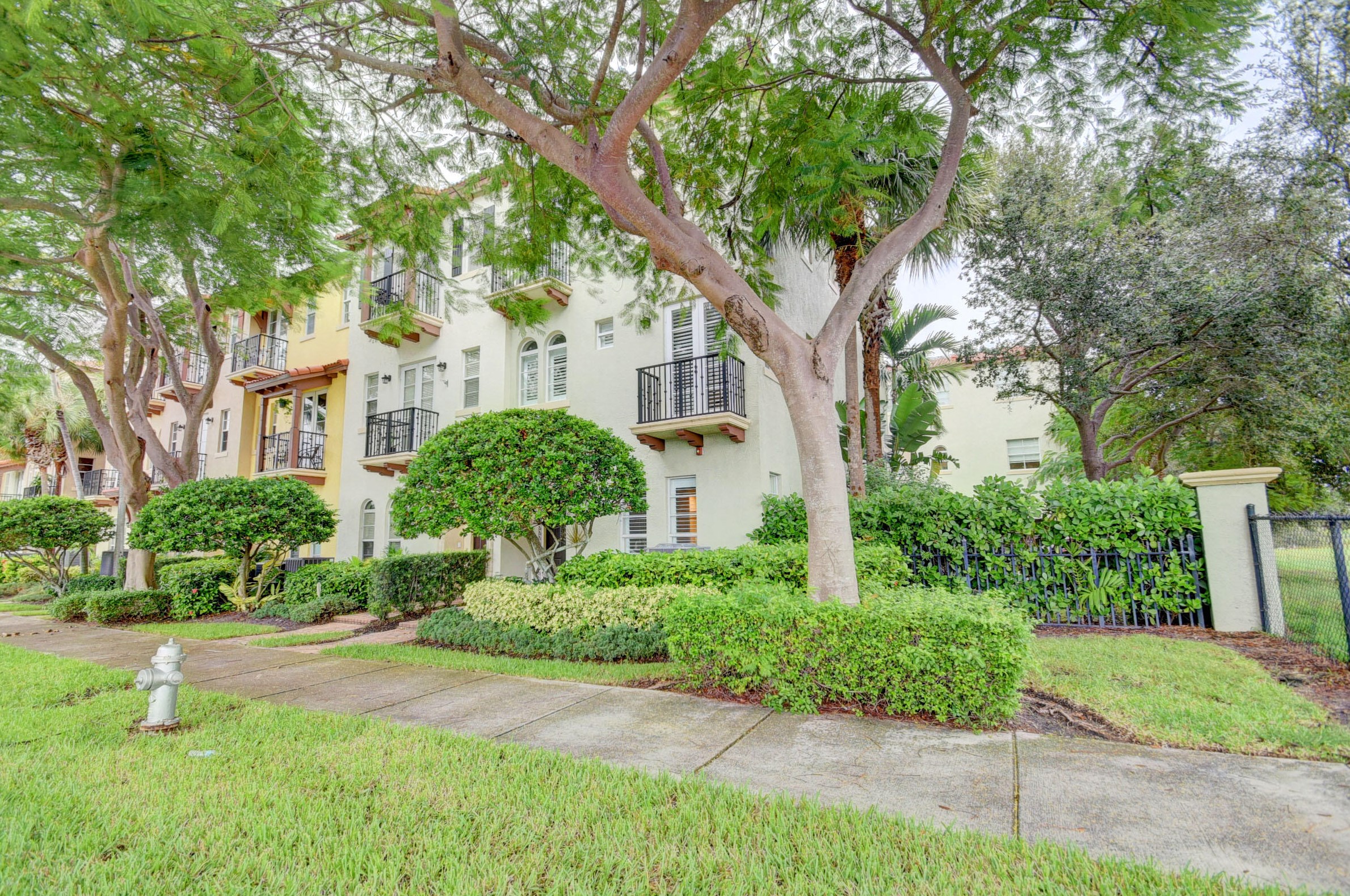 16 Via Floresta Dr, Boca Raton, FL 33487-1583
