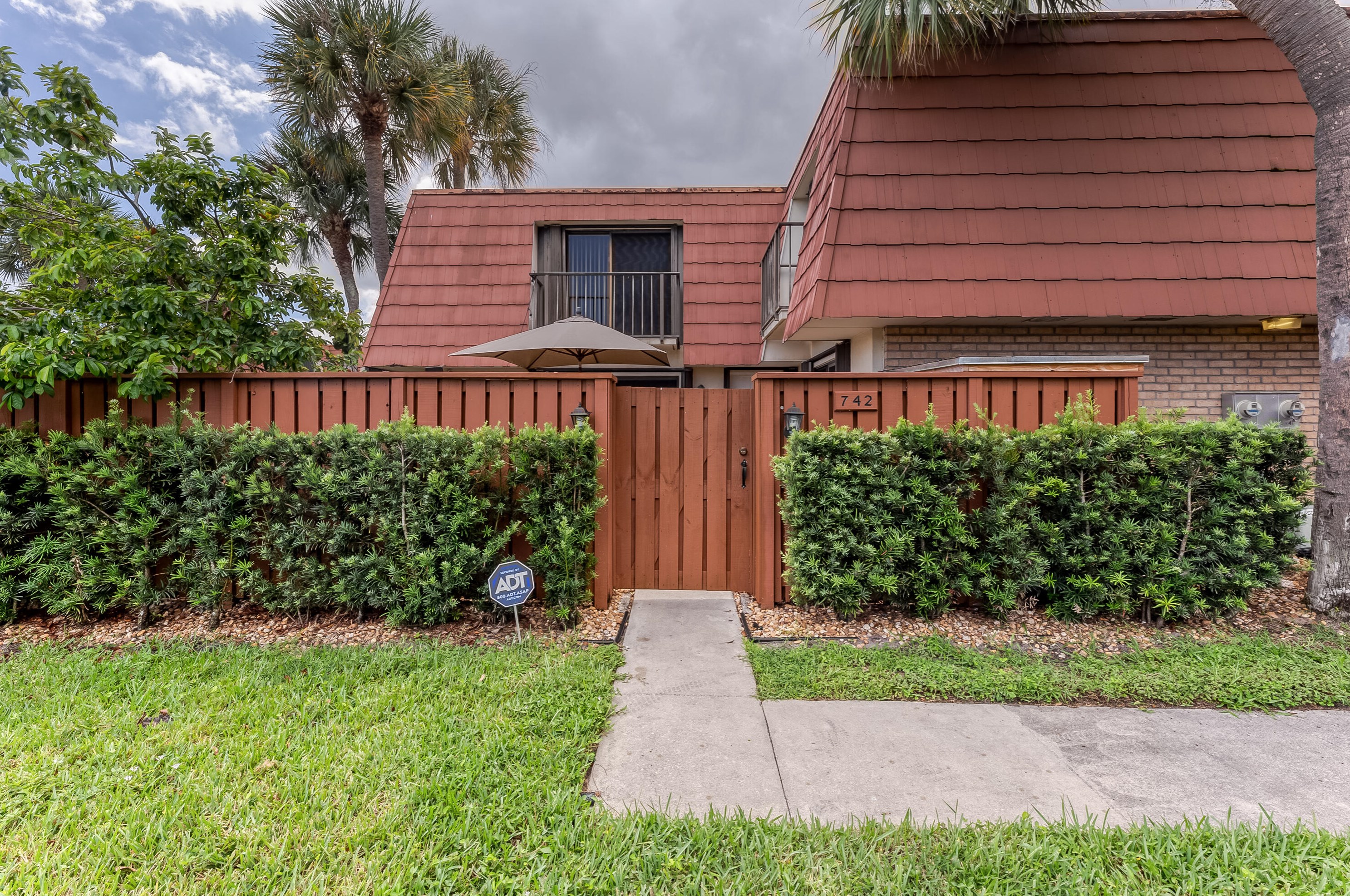 742 Buttonwood Ln, Boynton Beach, FL 33436-7127