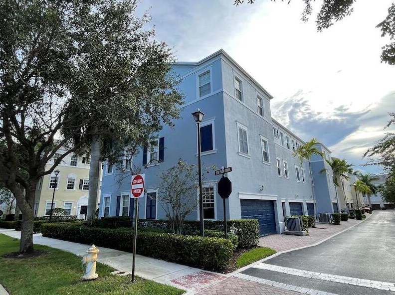 108 Locustberry Ln, Jupiter FL  35105-6307 exterior