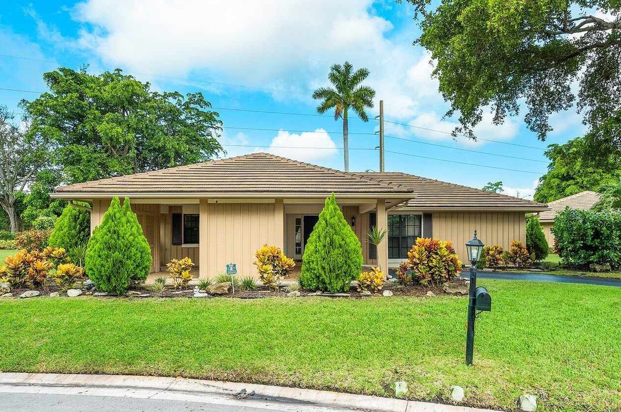 724 Muirfield Cir, Lake Worth, FL 33462-1231