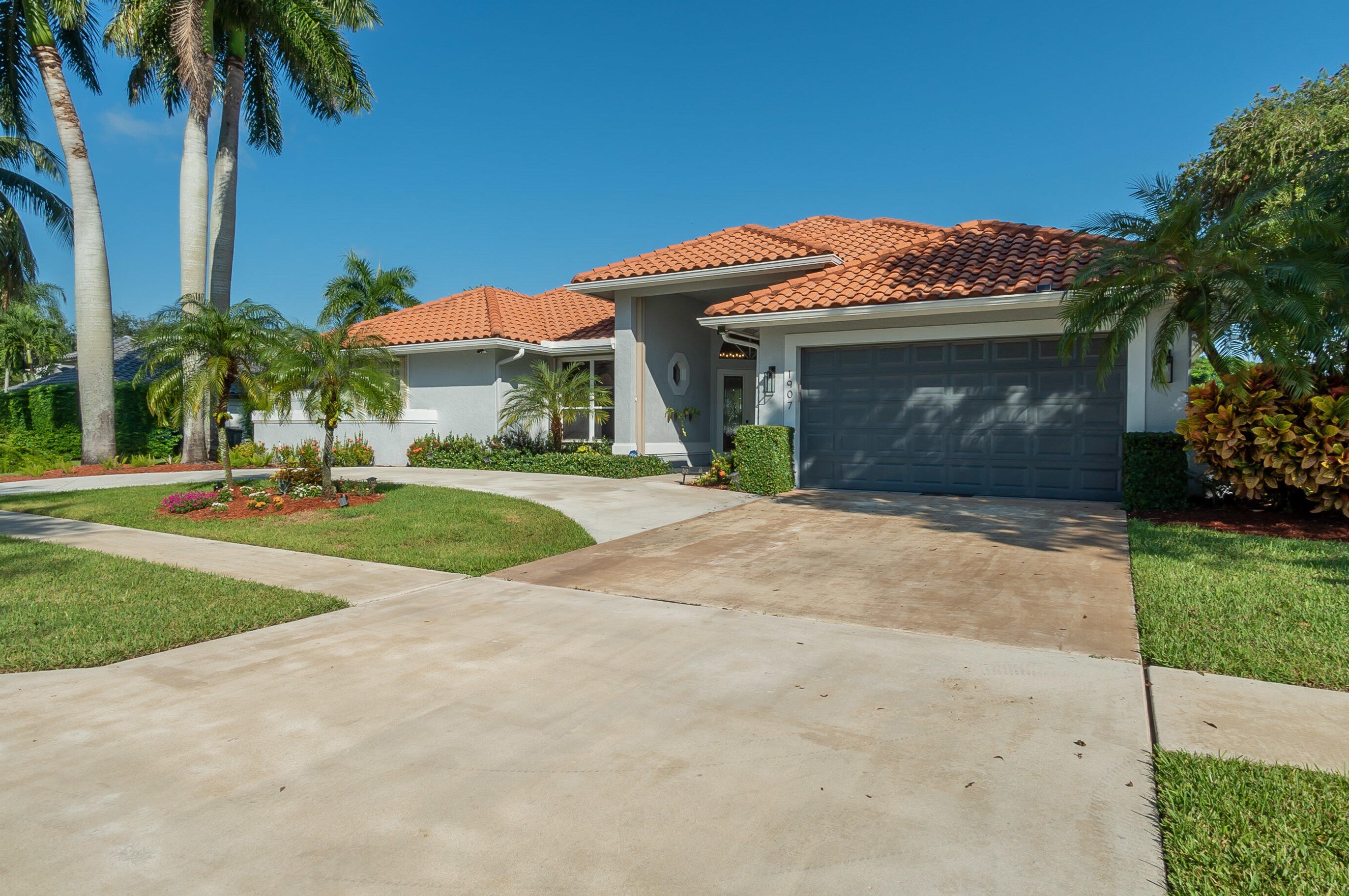 1907 S Club Dr, West Palm Beach, FL 33414