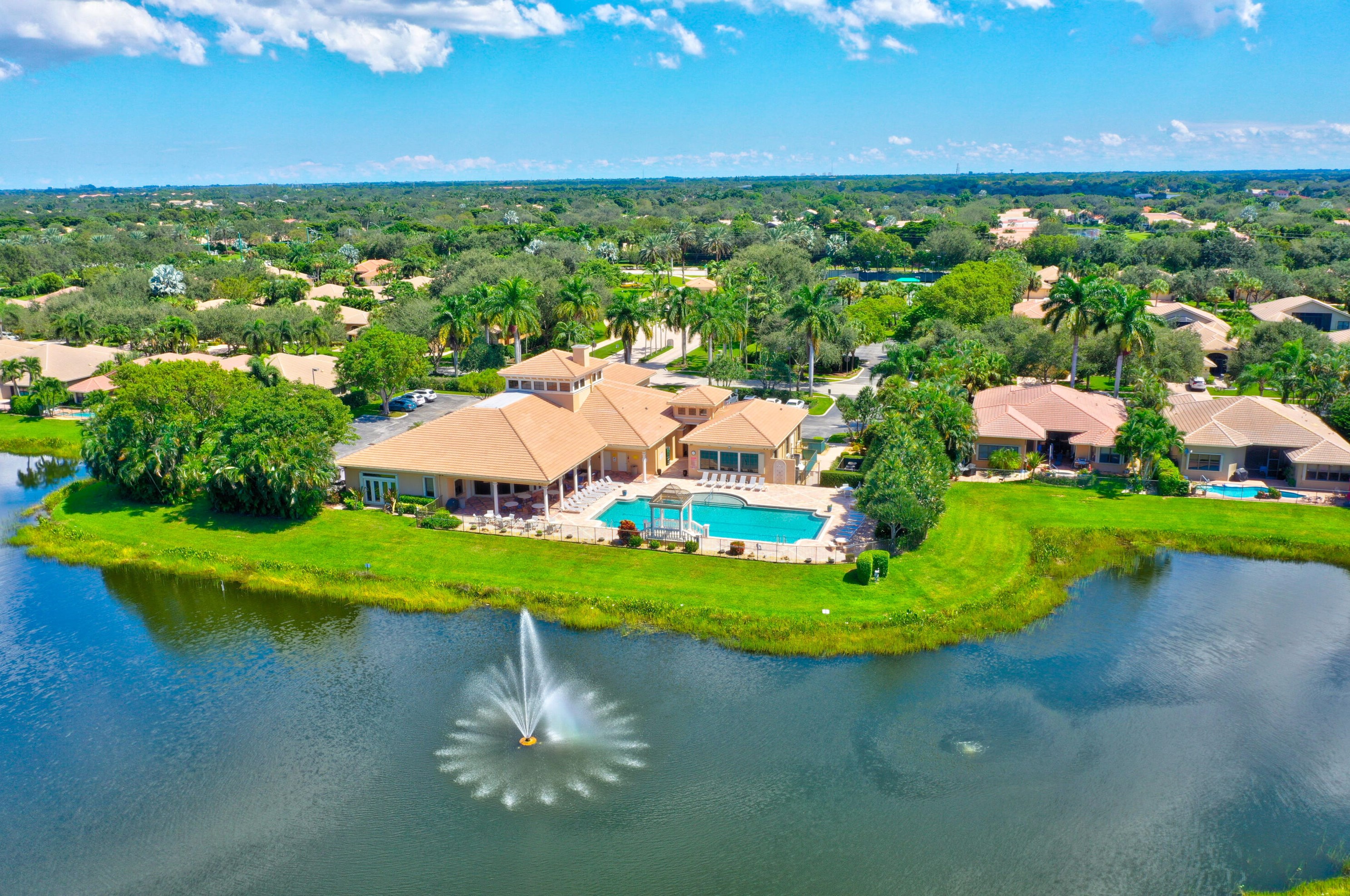 7831 Via Grande, Boynton Beach FL  33437-7518 exterior
