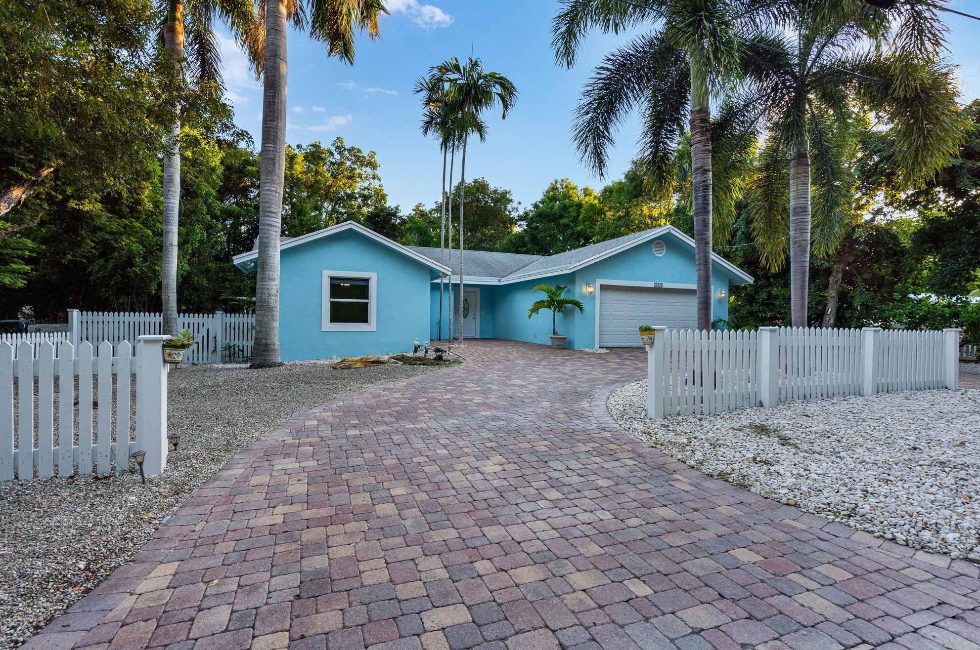 694 Dolphin Ave, Key Largo, FL 33037