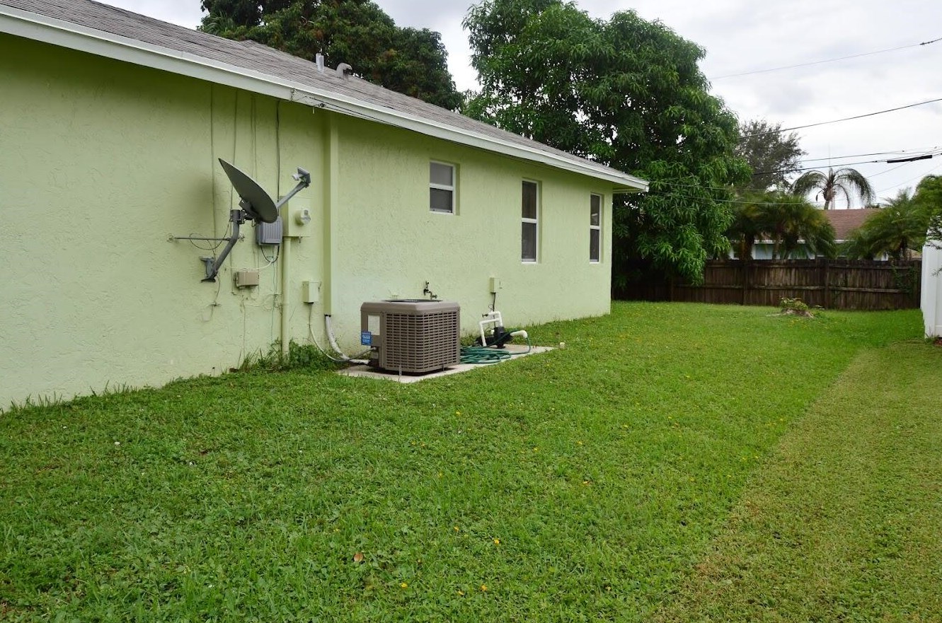 3282 Artesian Dr, Lake Worth FL 33462-3613 exterior