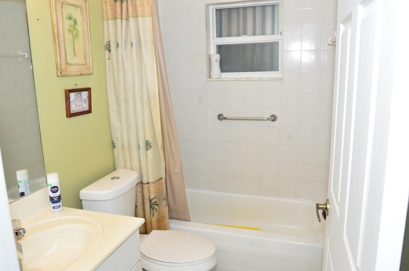 3282 Artesian Dr, Lake Worth FL 33462-3613 exterior