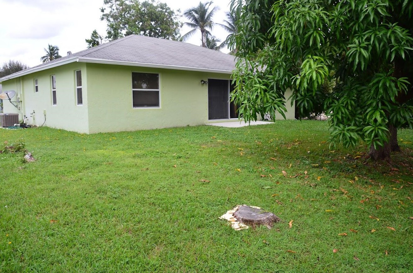 3282 Artesian Dr, Lake Worth FL 33462-3613 exterior