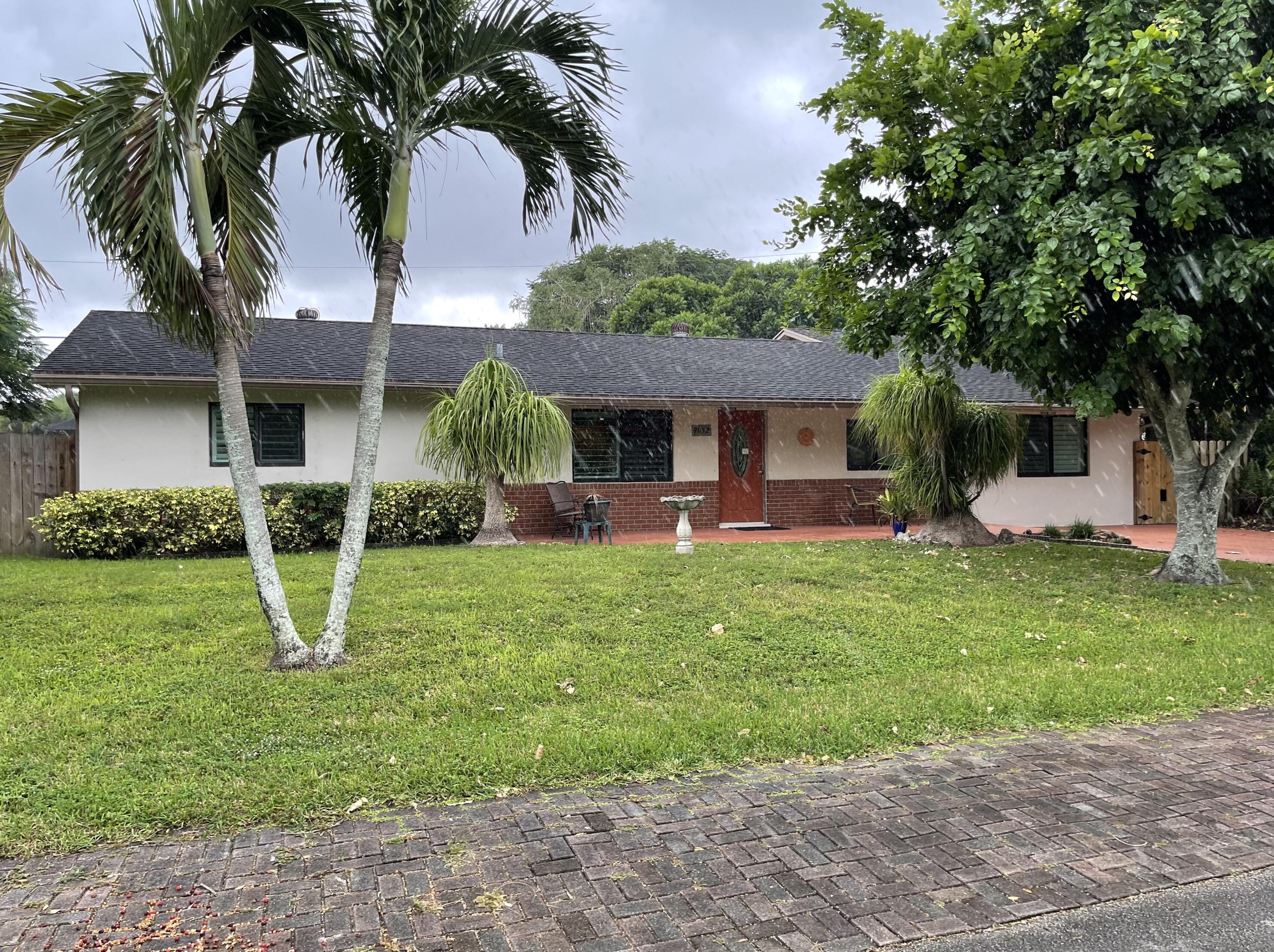 9052 Brandy Ln, Lake Worth, FL 33467-4726