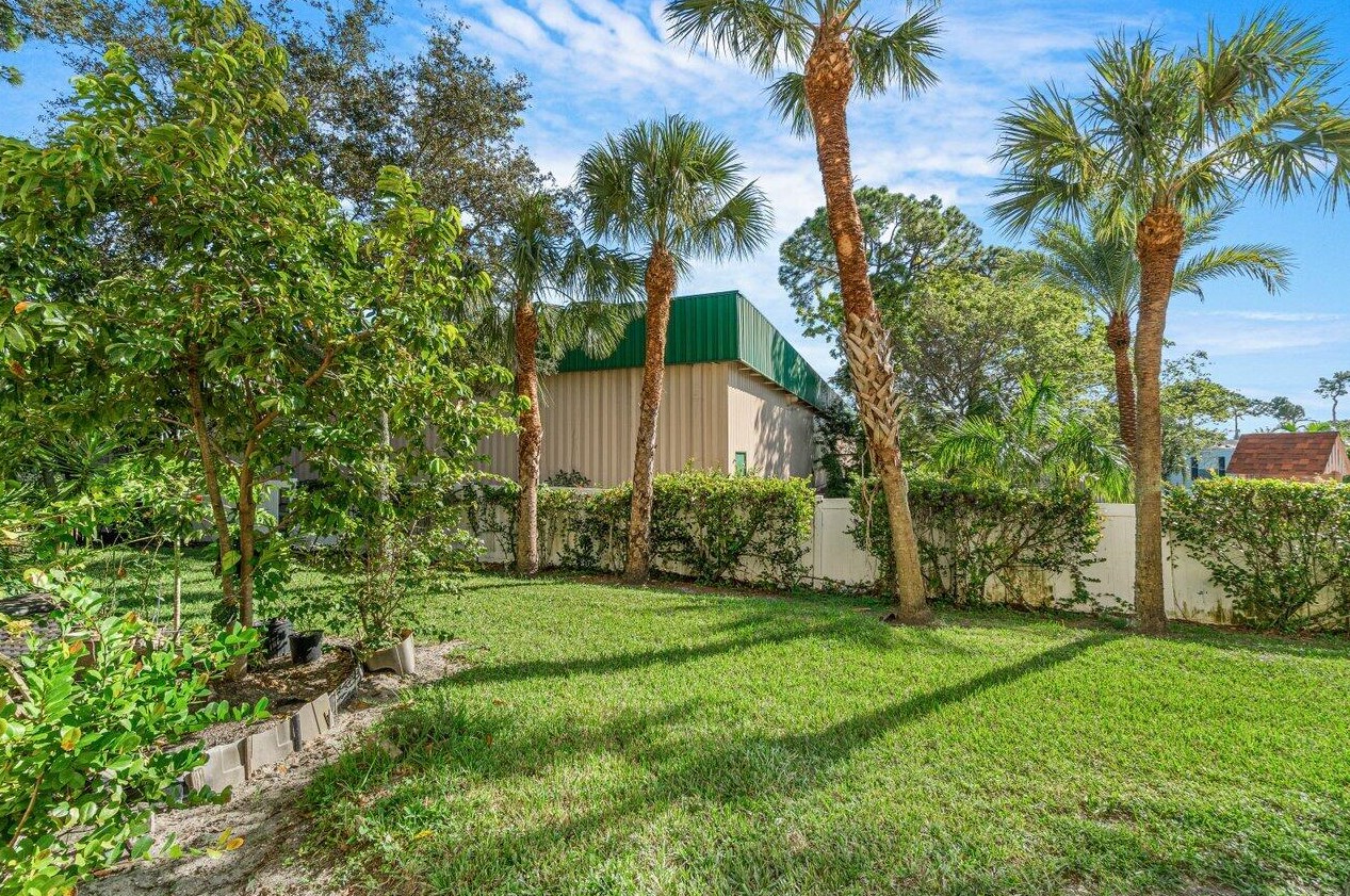 204 Seminole Palms Dr, Lake Worth FL 33463-4249 exterior