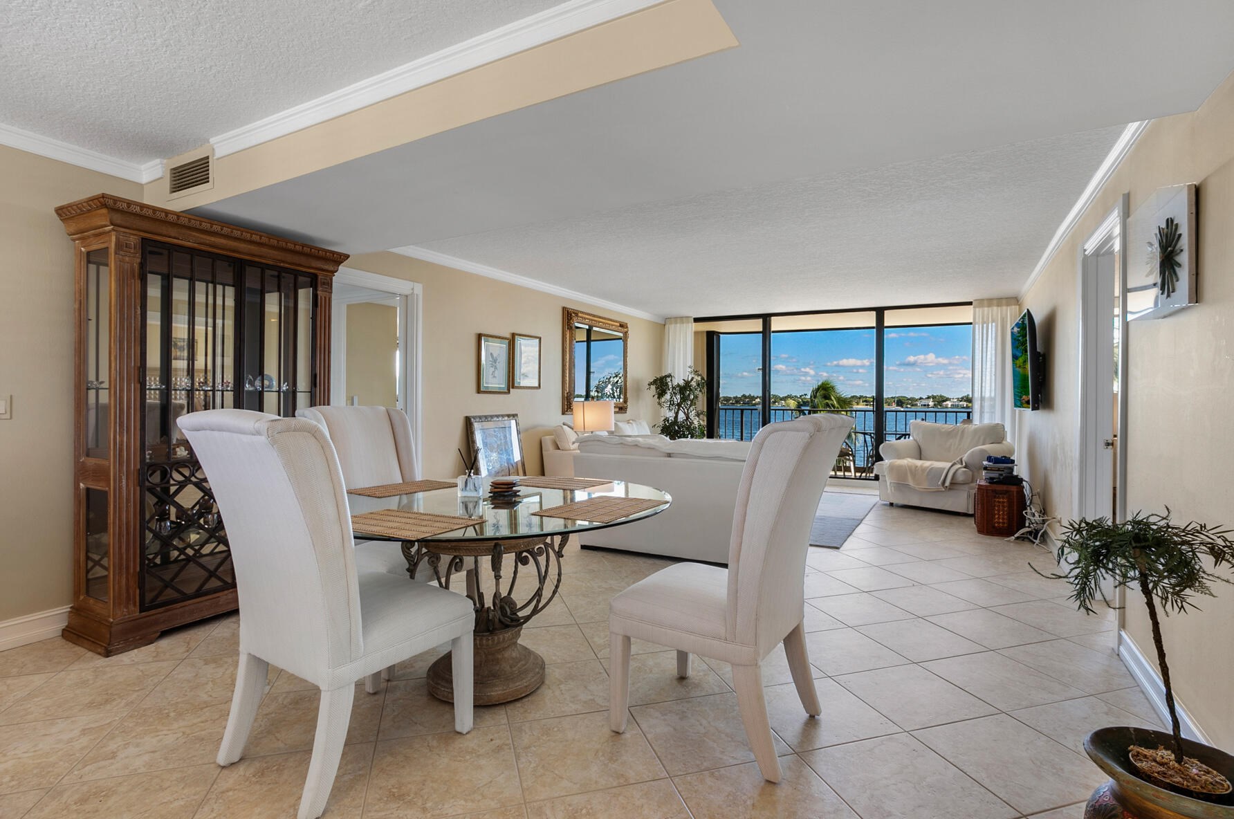 132 Lakeshore Dr #320, West Palm Beach, FL 33408