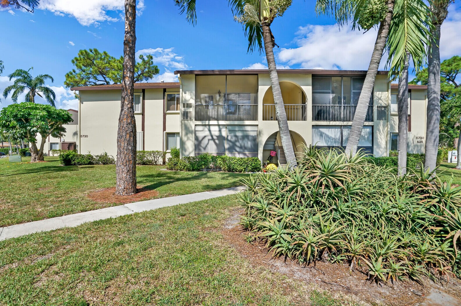 5730 Pinewood Dr, Lake Worth, FL 33463-3107