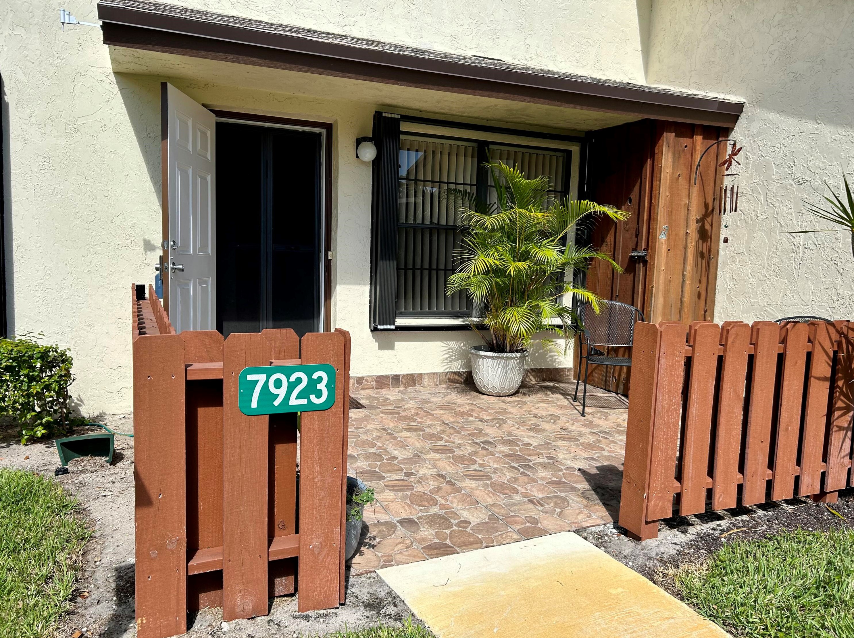 7923 Villa Cir, Hobe Sound FL  33455-2042 exterior