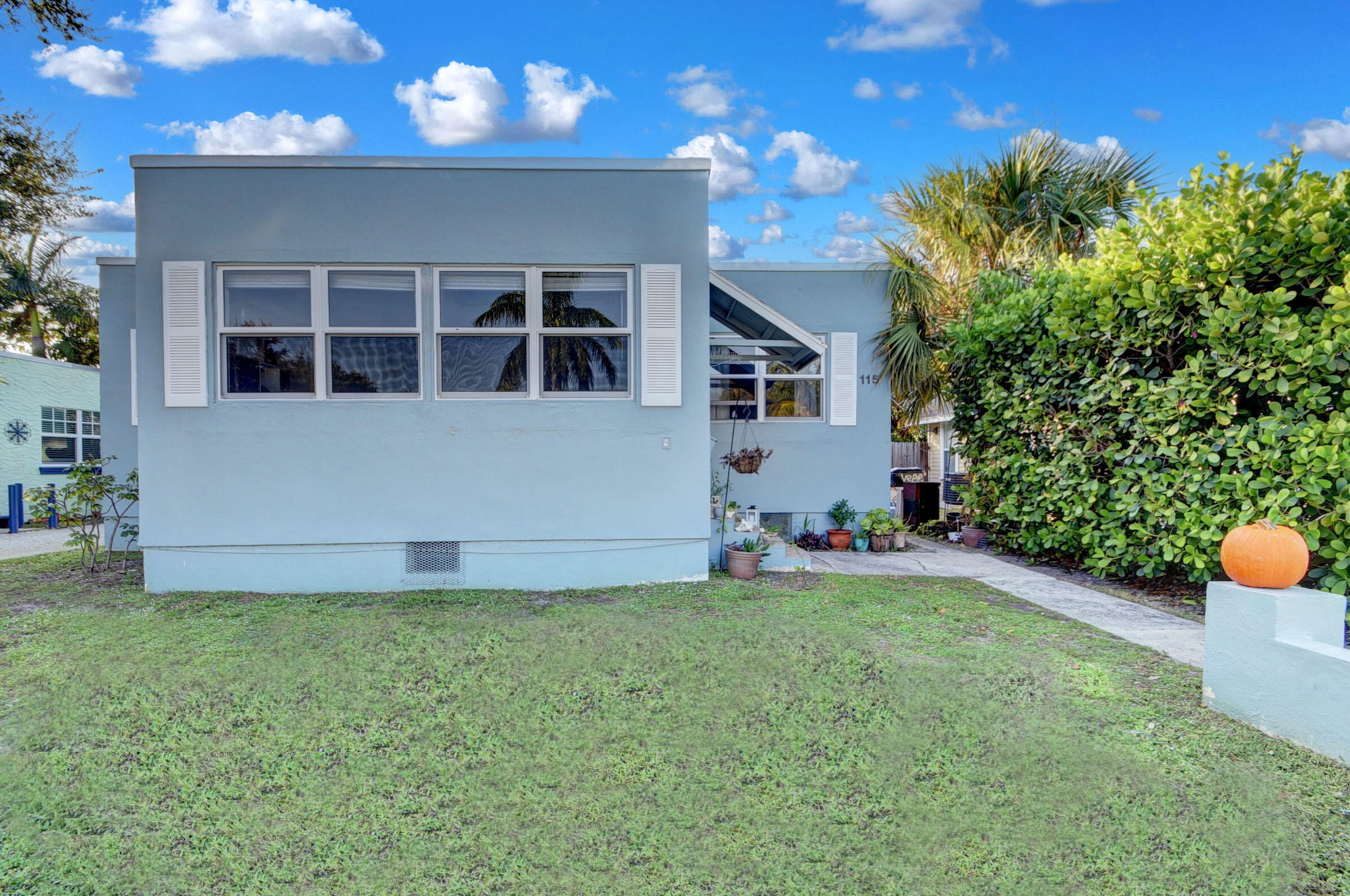 115 Ocean Breeze St, Lake Worth, FL 33460-4232