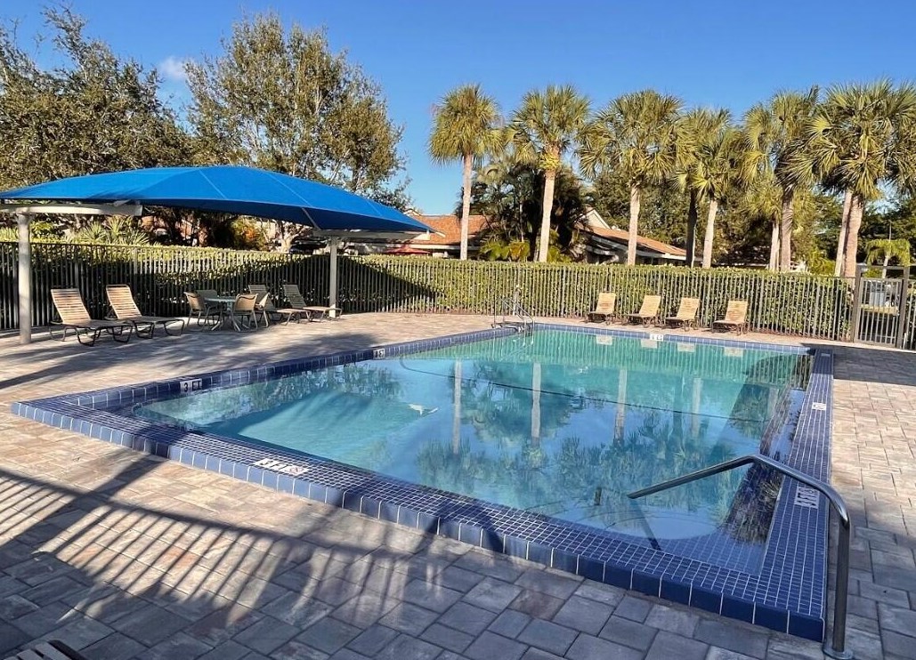 12 Meadows Dr, Boynton Beach, FL 33436