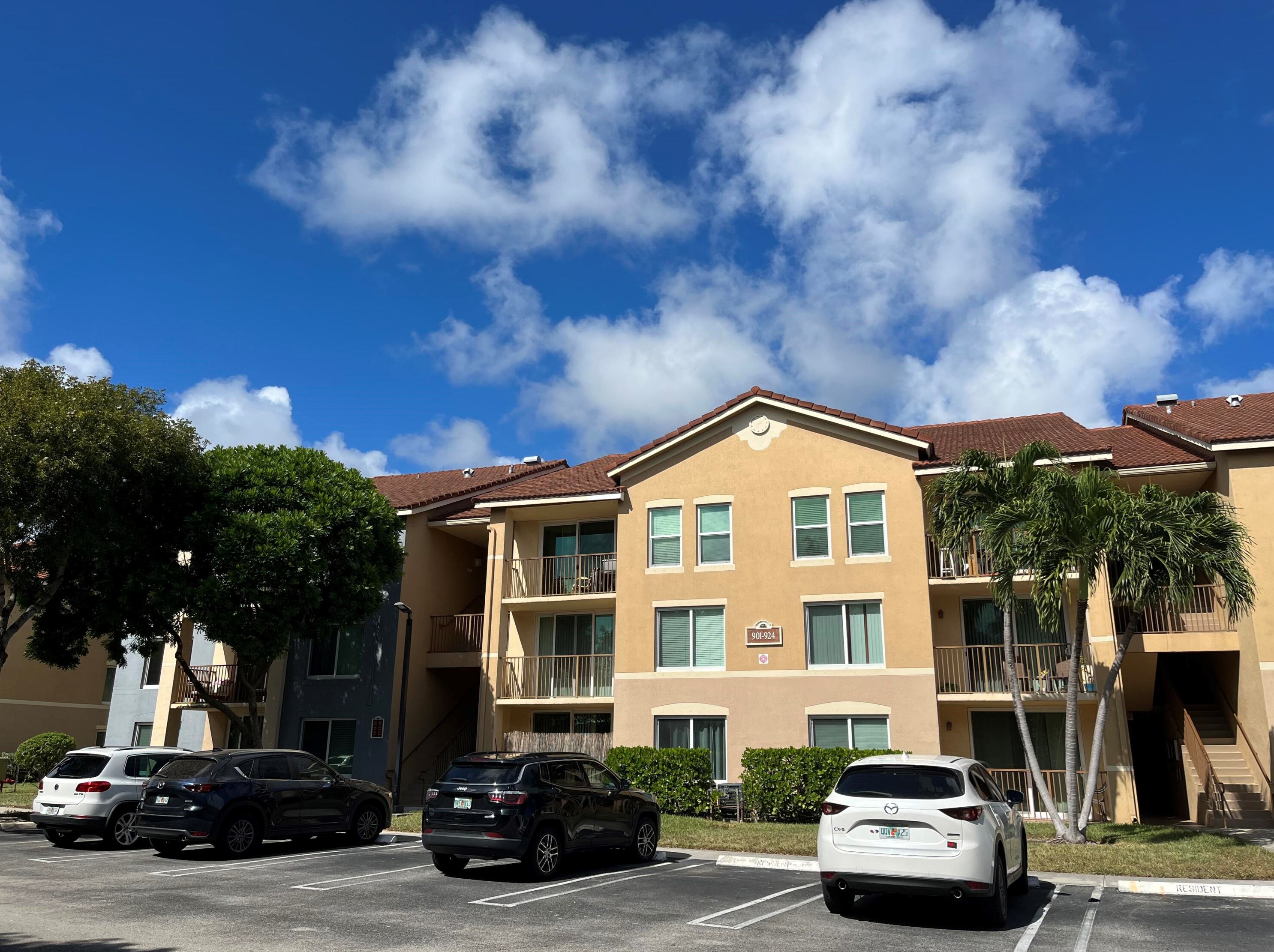 904 Villa Cir, Boynton Beach, FL 33435