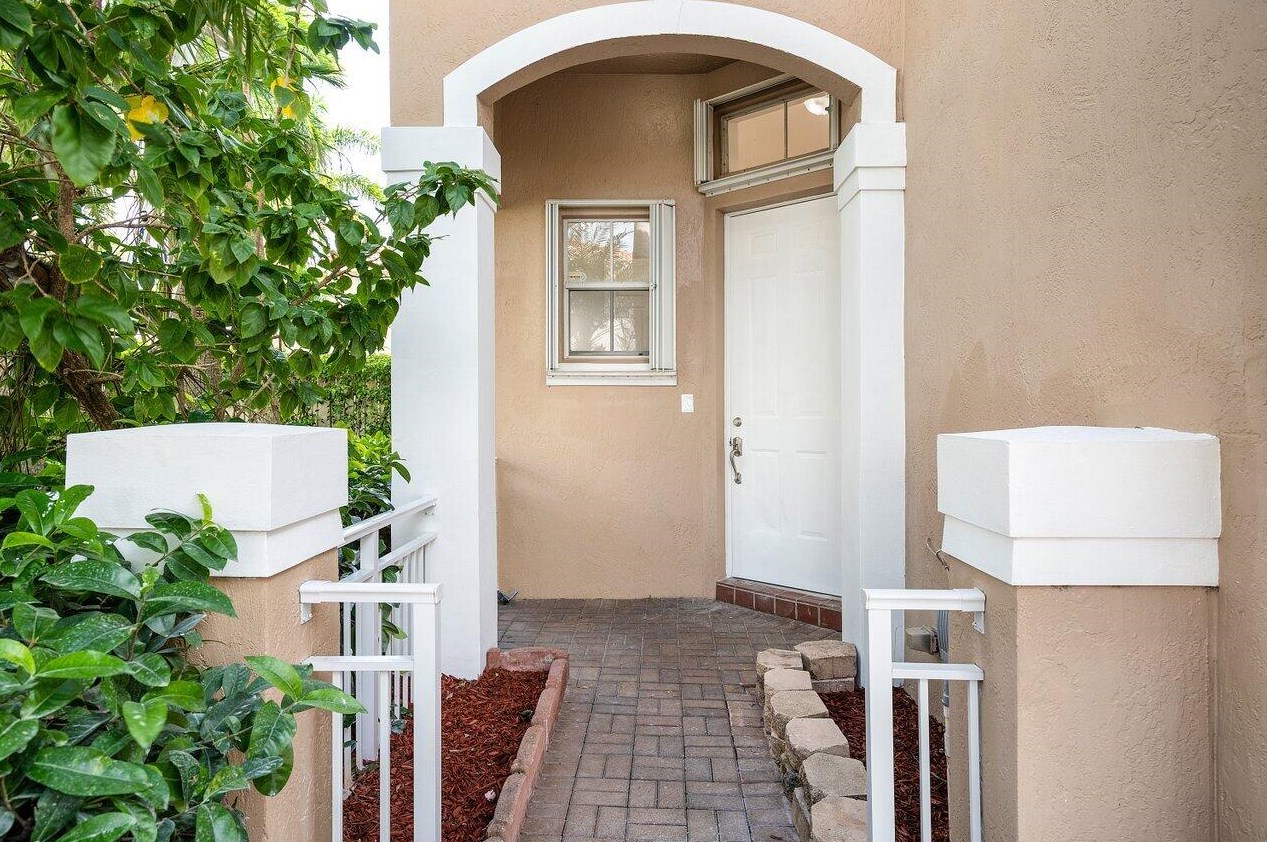 1110 Oysterwood St, Hollywood FL  33019-4846 exterior