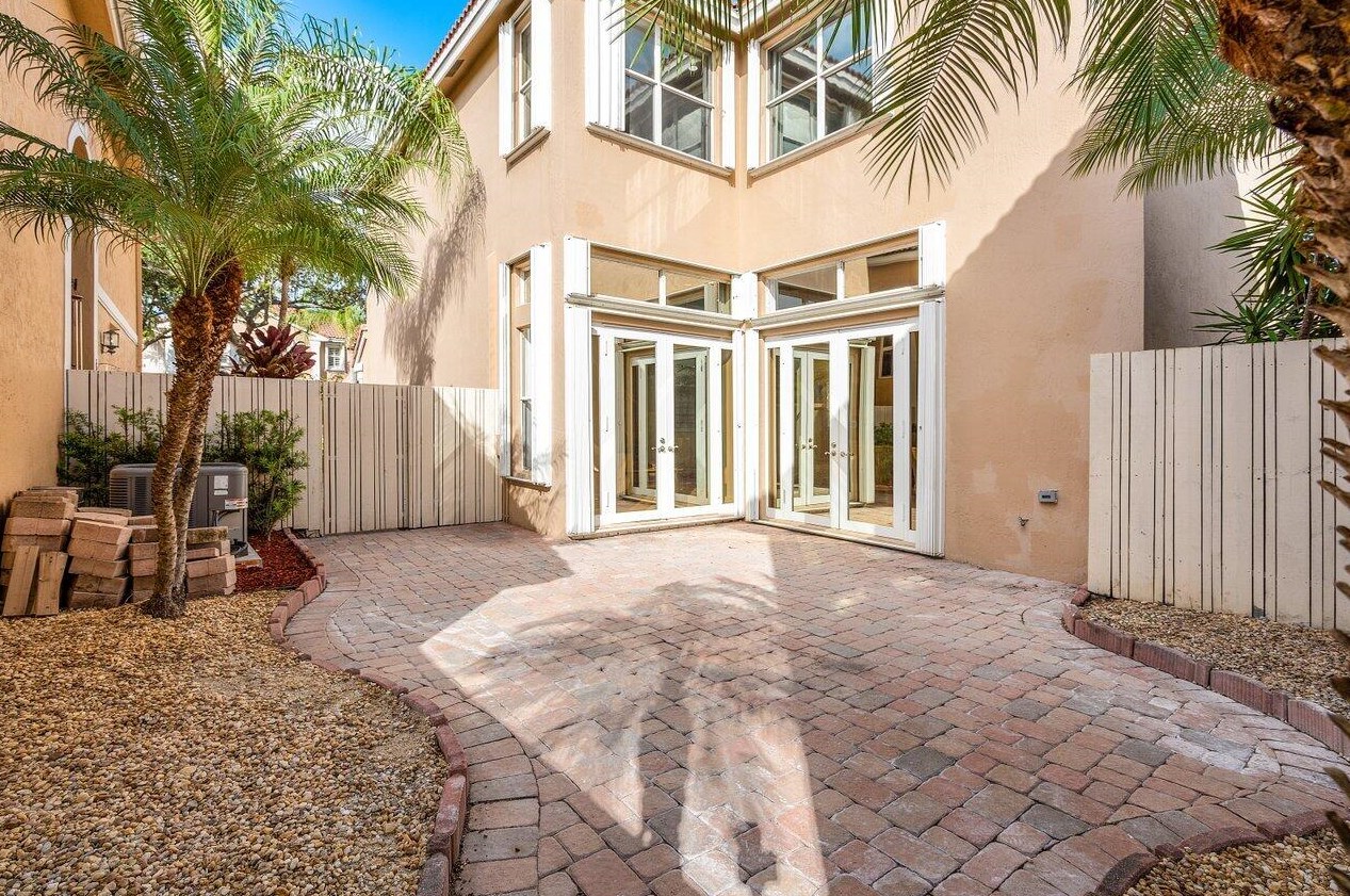 1110 Oysterwood St, Hollywood FL  33019-4846 exterior