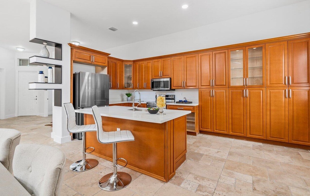 1110 Oysterwood St, Hollywood FL  33019-4846 exterior