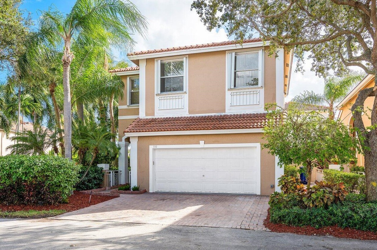 1110 Oysterwood St, Hollywood FL  33019-4846 exterior