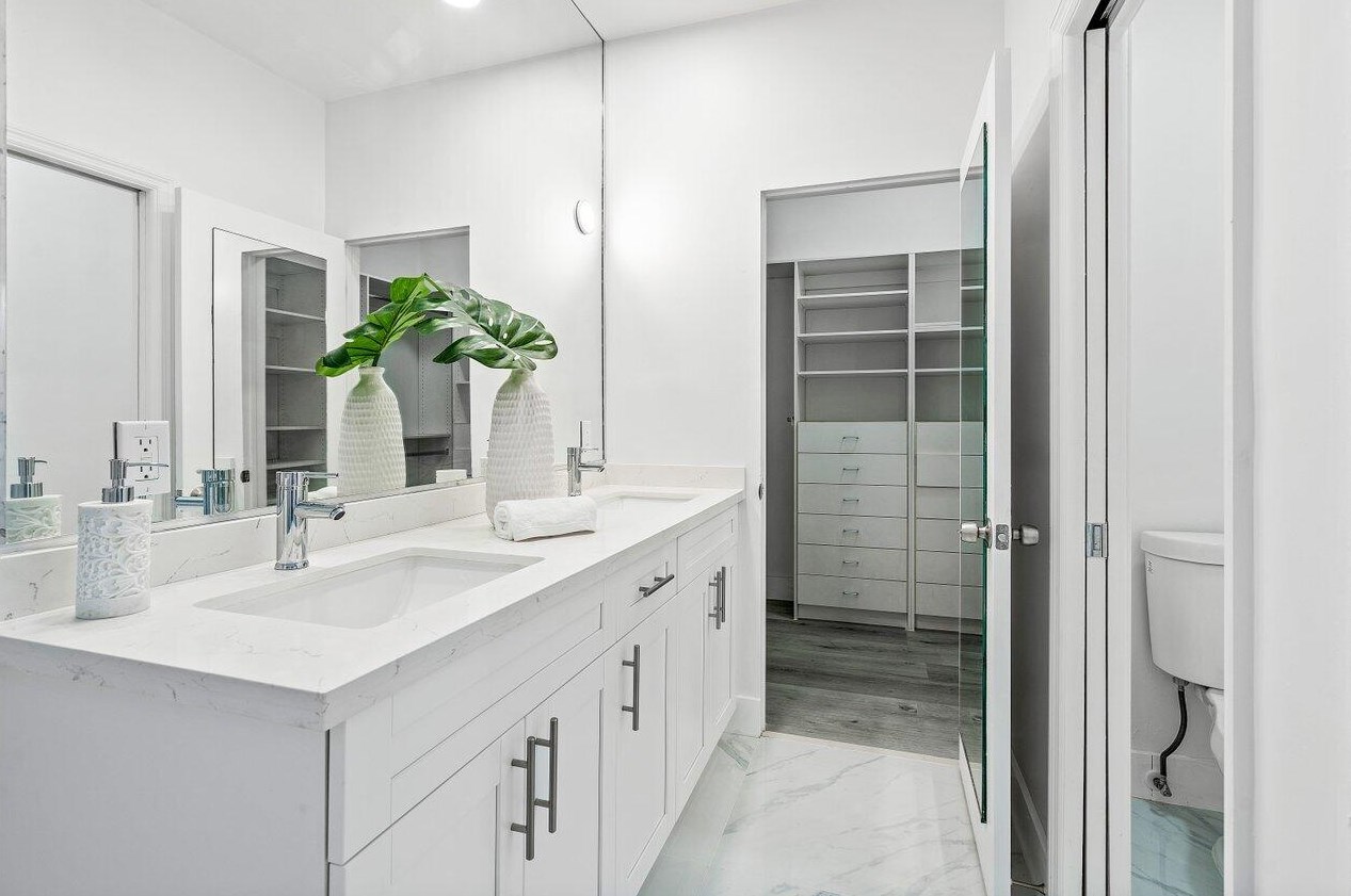 1110 Oysterwood St, Hollywood FL  33019-4846 exterior