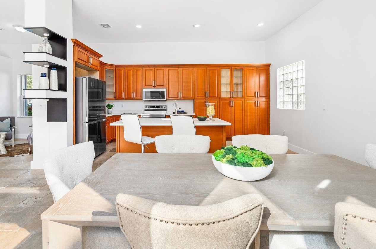 1110 Oysterwood St, Hollywood FL  33019-4846 exterior