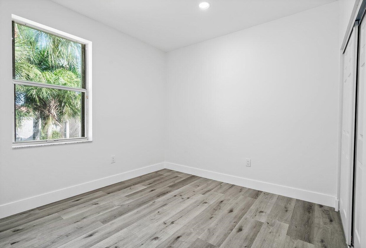 1110 Oysterwood St, Hollywood FL  33019-4846 exterior