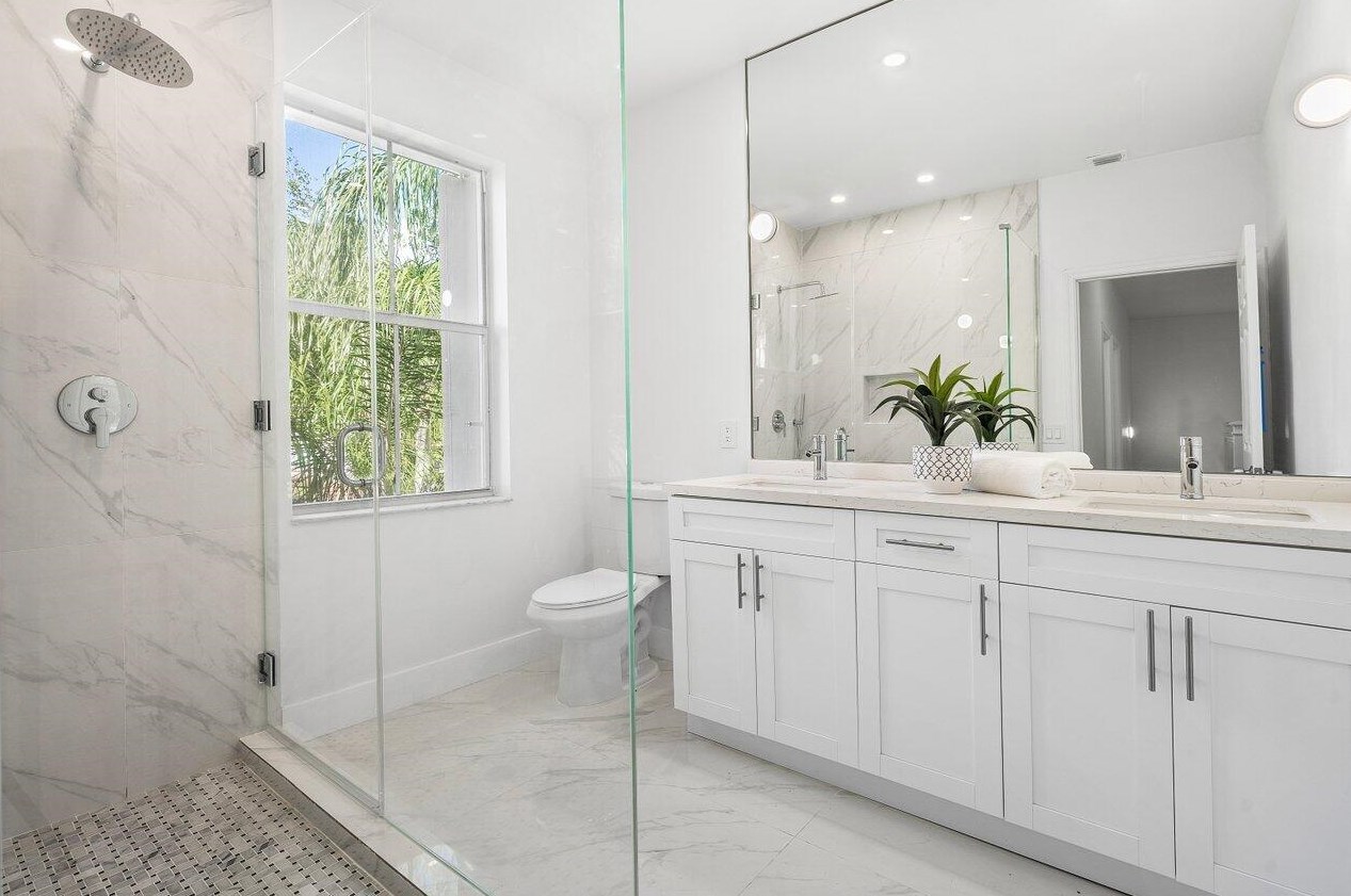 1110 Oysterwood St, Hollywood FL  33019-4846 exterior