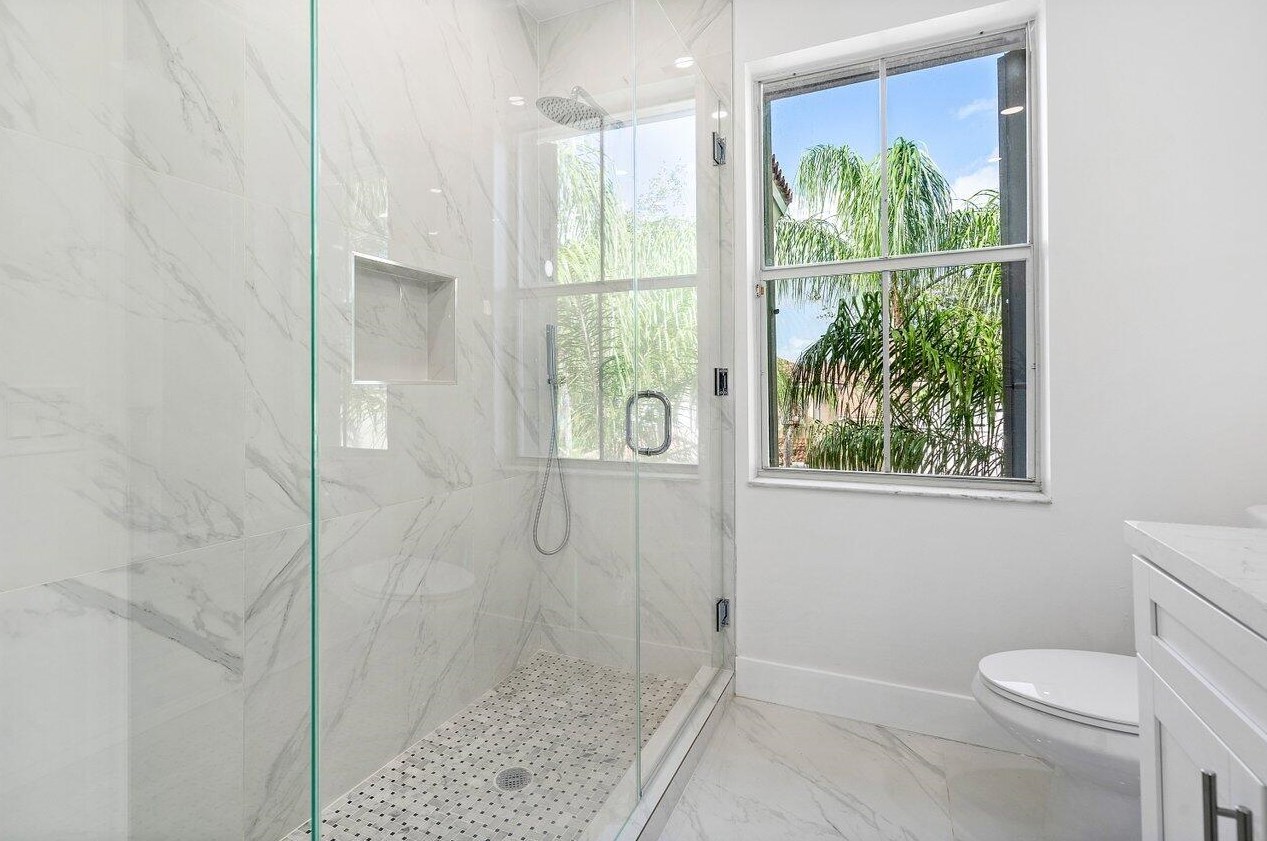 1110 Oysterwood St, Hollywood FL  33019-4846 exterior