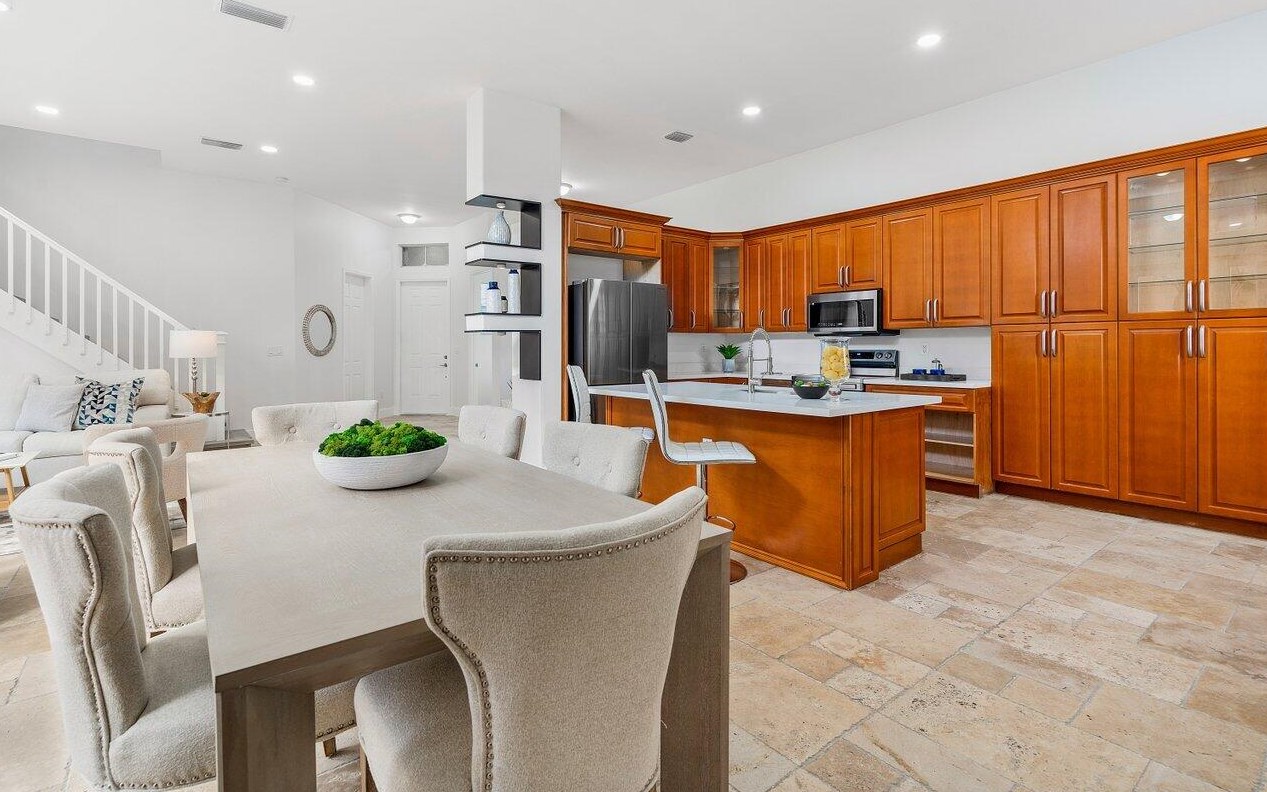 1110 Oysterwood St, Hollywood FL  33019-4846 exterior