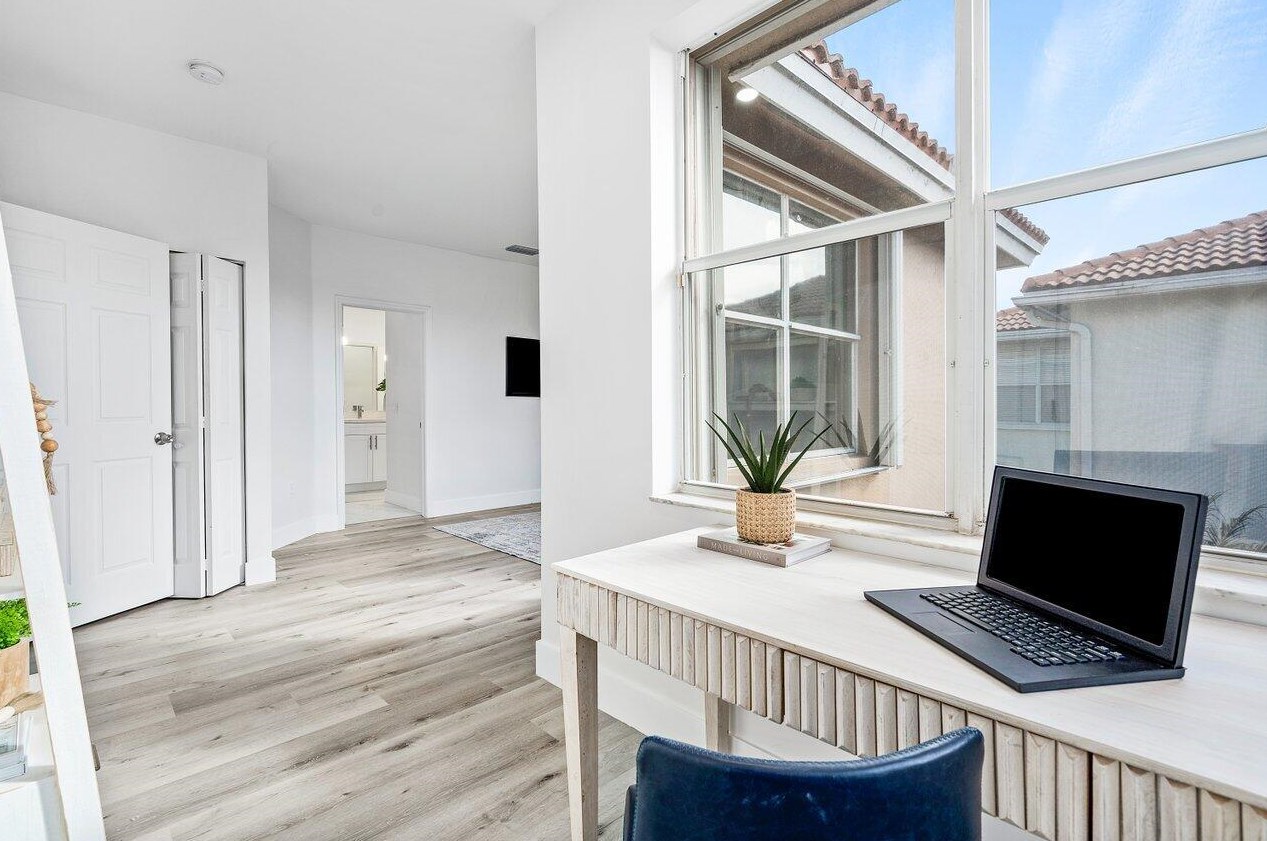 1110 Oysterwood St, Hollywood FL  33019-4846 exterior