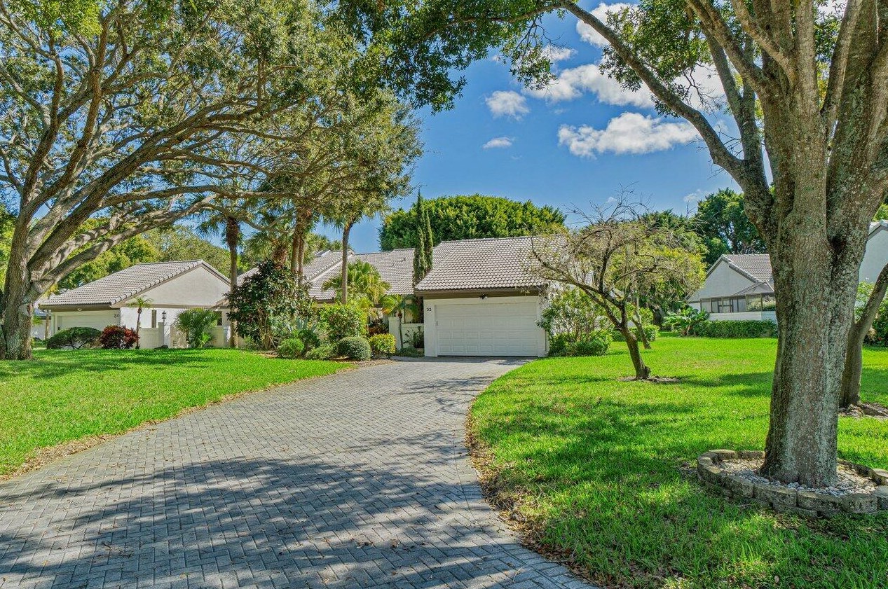 32 Clubhouse Ln, Boynton Beach, FL 33436