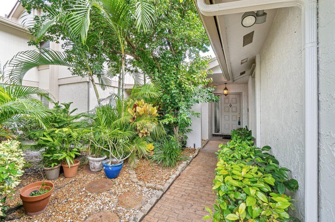 101 Kensington Rd, Hollywood, FL 33021-2819