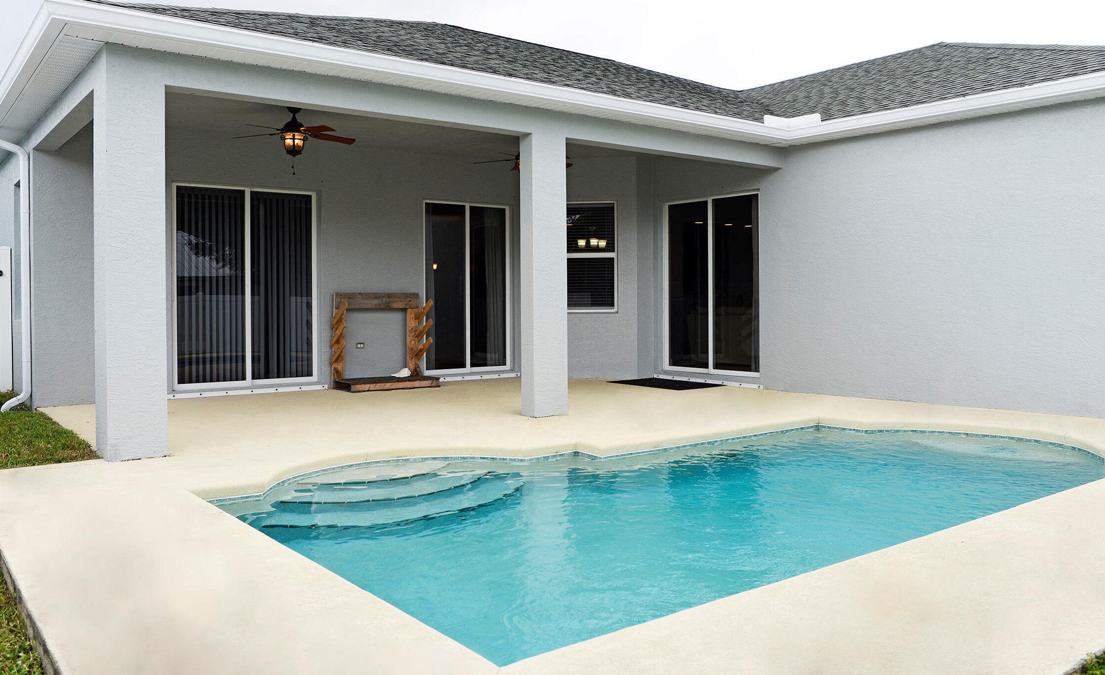 8361 Magnolia Ave, Hobe Sound, FL 33455-7571