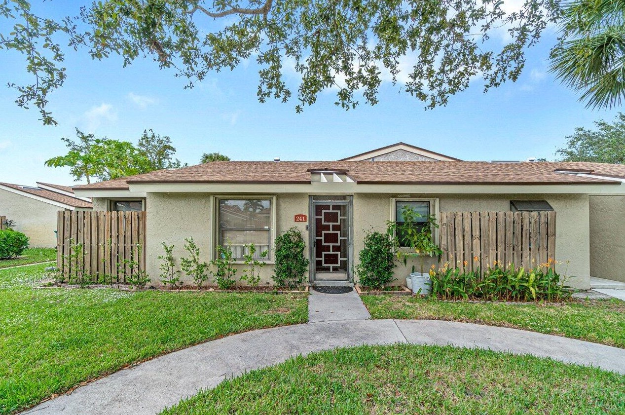 241 Meadows Dr, Boynton Beach, FL 33436