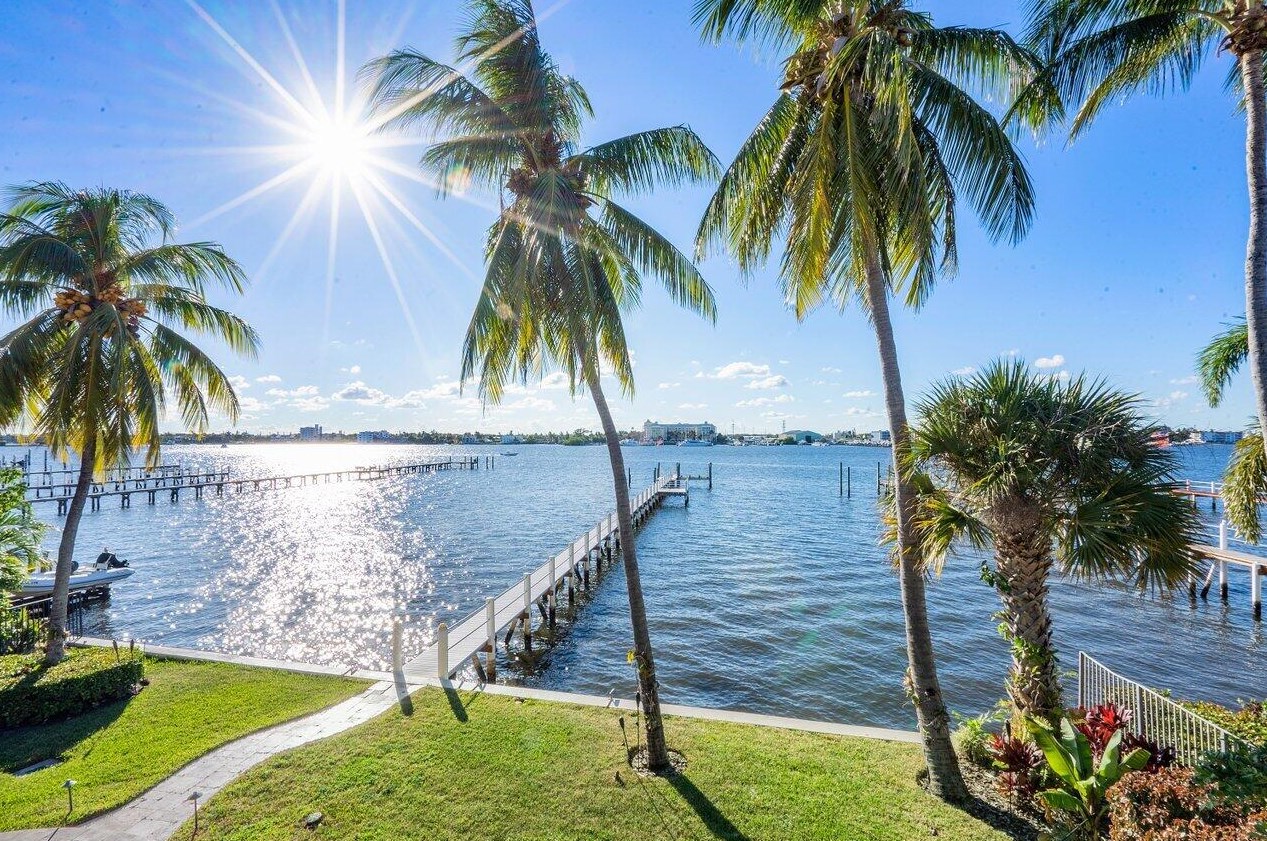 825 Atlantic Dr, Lake Worth FL  33462-4765 exterior