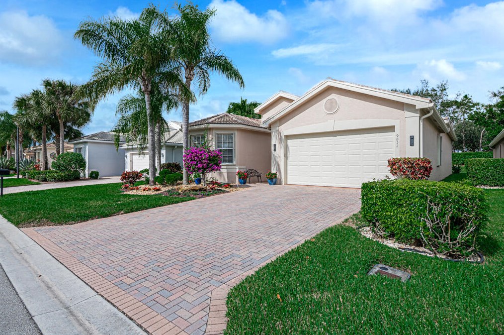 9811 Chantilly Point Ln, Lake Worth FL  33467-7085 exterior
