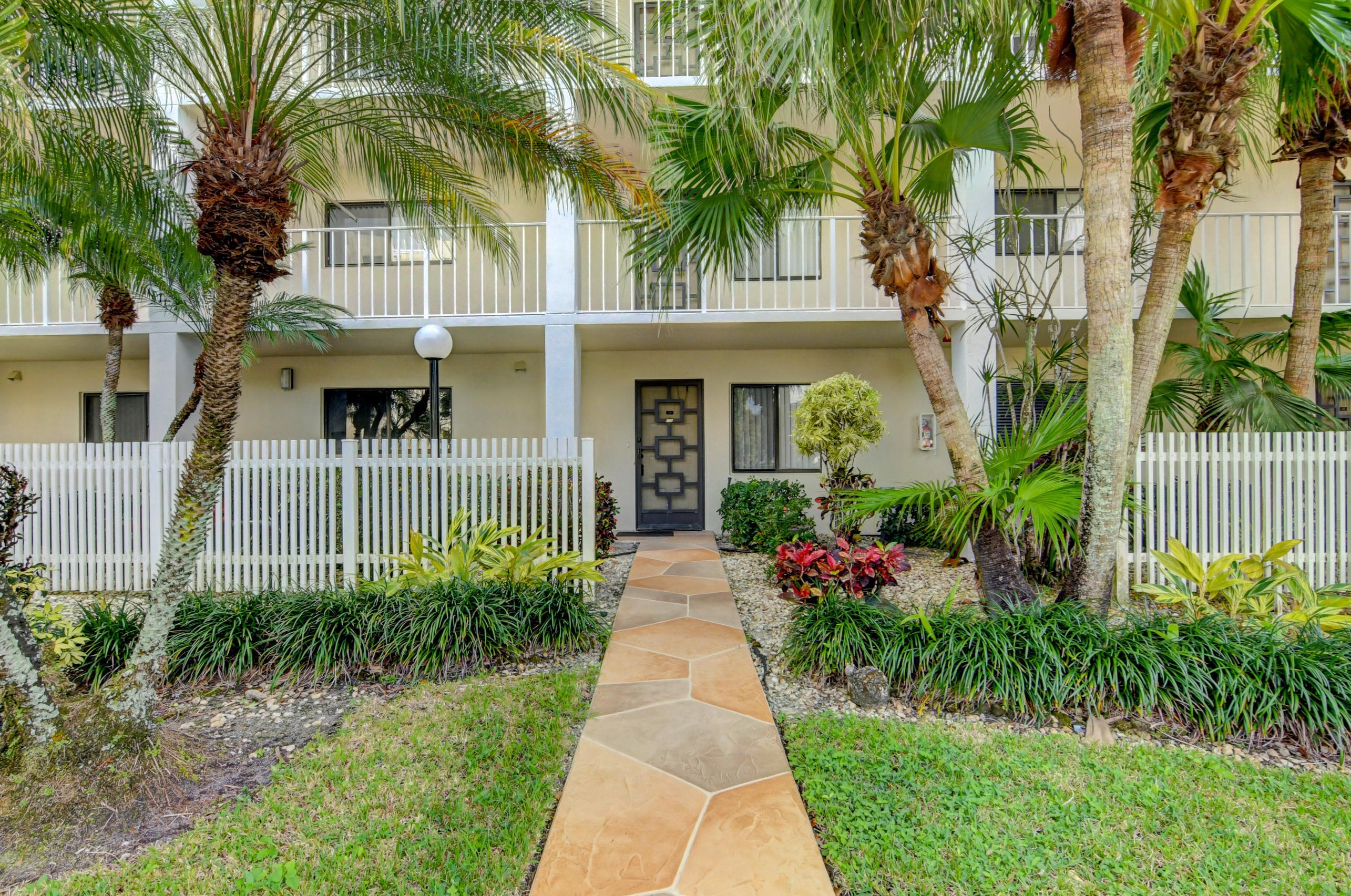 7290 Kinghurst Dr #108, Delray Beach, FL 33446