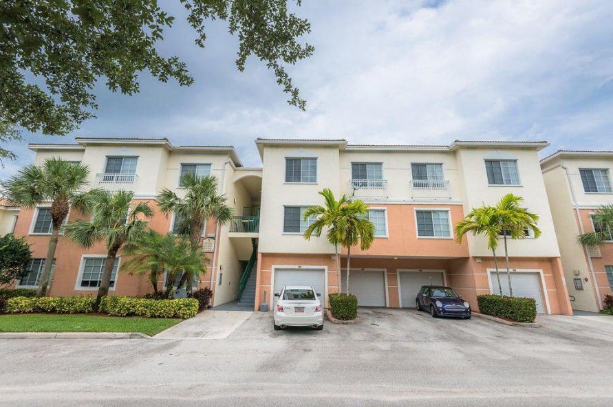 2306 Myrtlewood Cir E, West Palm Beach, FL 33418