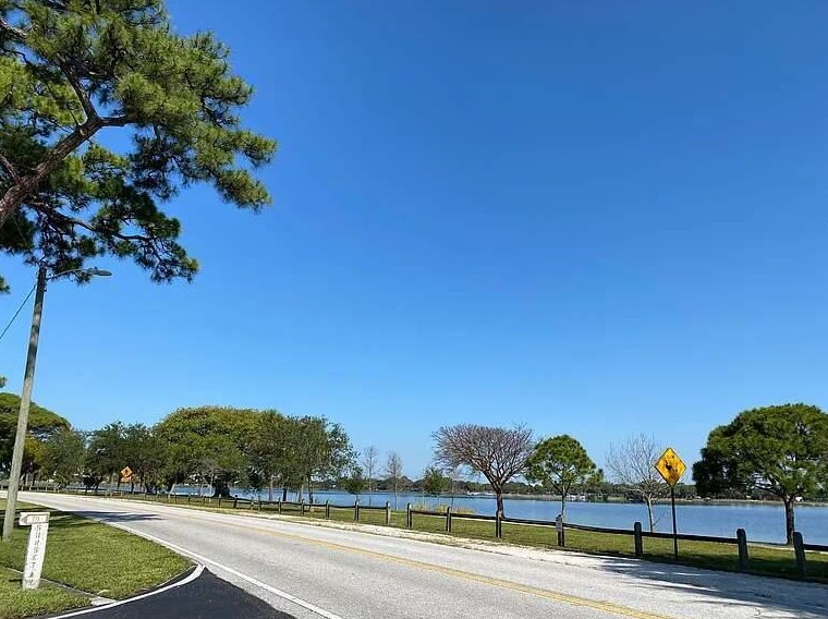 2004 Lake Osborne Dr, Lake Worth FL 33461-5690 exterior