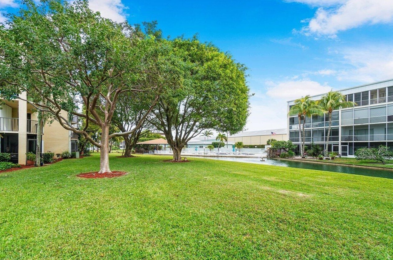 890 Federal Hwy, Lake Worth FL 33462-1870 exterior