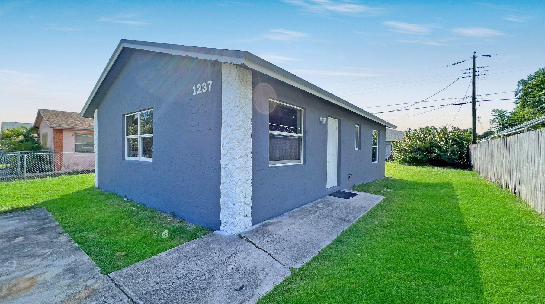 1237 W 24th St, West Palm Beach, FL 33404