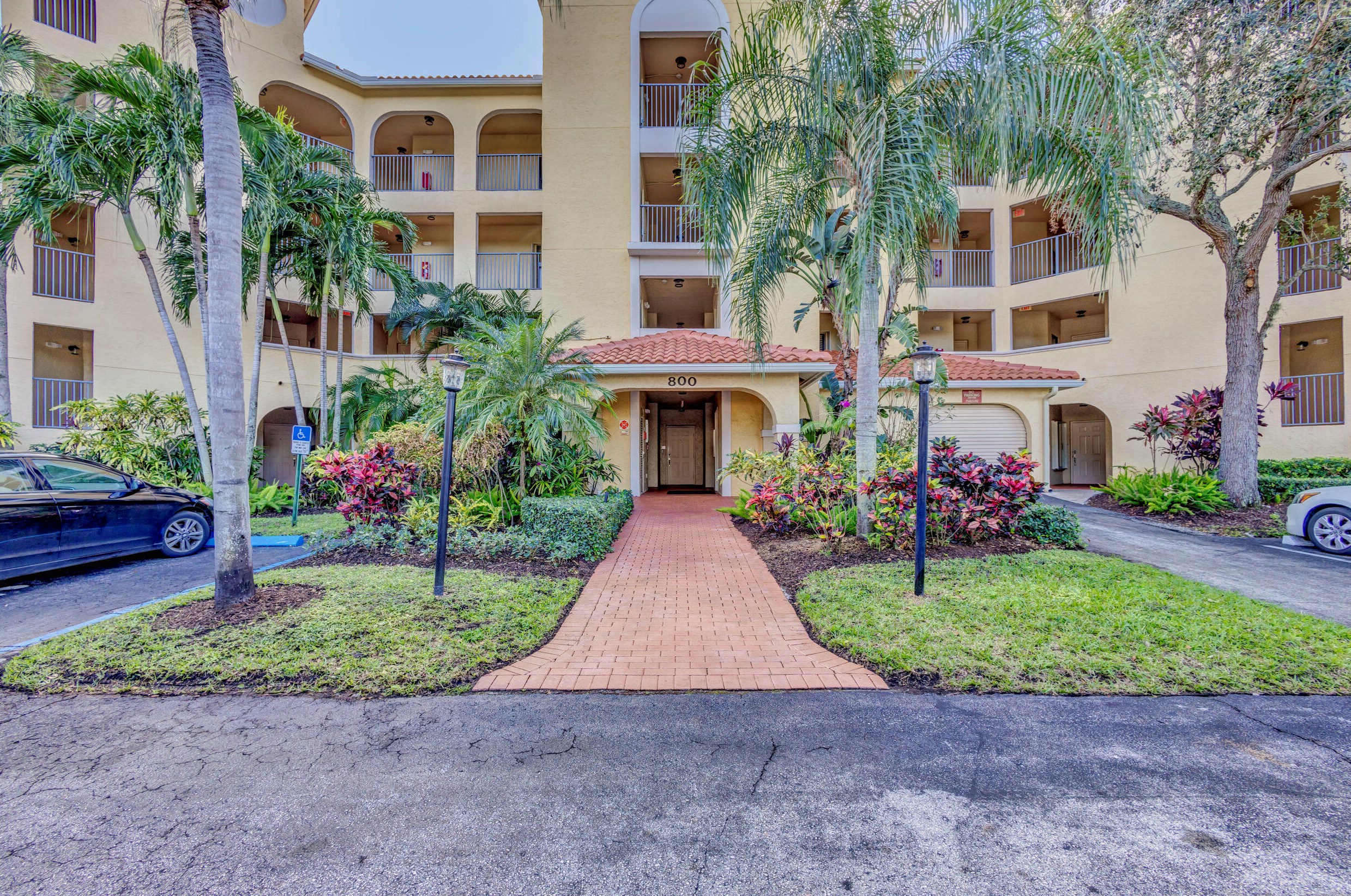 800 Uno Lago Dr Apt 201, West Palm Beach, FL 33408