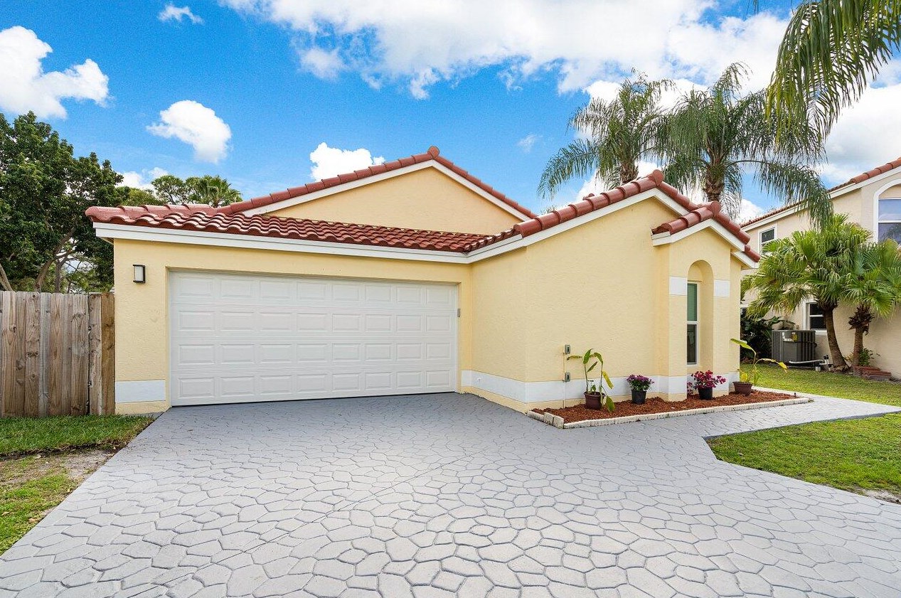 121 Applewood Dr, Lake Worth, FL 33463-3076
